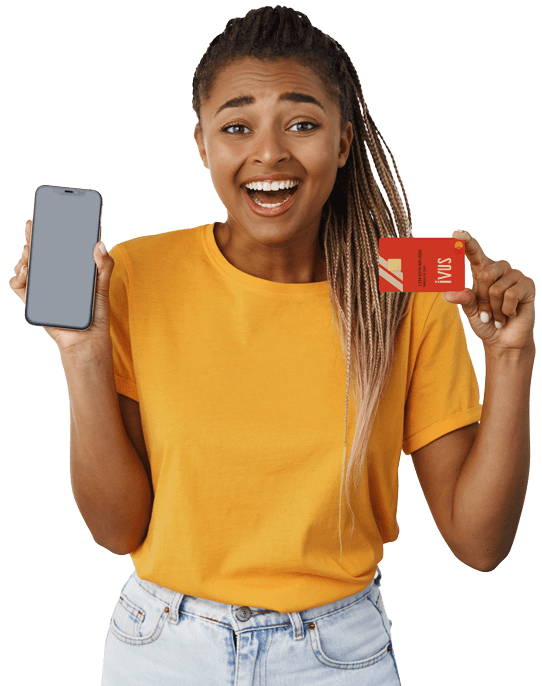 garota-afro-americana-de-riso-feliz-mostra-cartao-de-credito-e-tela-de-smartphone-usando-camiseta-casual-amarela-fundo-branco